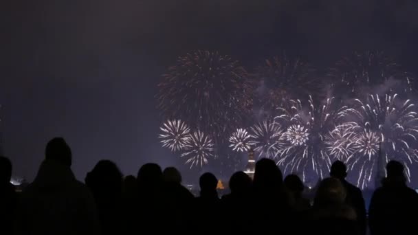 Πολύχρωμα πυροτεχνήματα το βράδυ διακοπών. 4k Uhd — Αρχείο Βίντεο