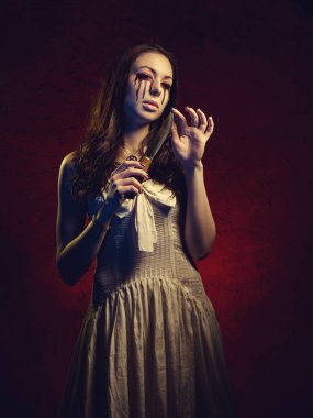 Vampir kız bir bıçakla. Onun gözlerinden kan sızıntısı