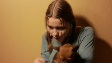 Genç kız having oyunculuk ile onun küçük oyuncak terrier köpek gülümsüyor. 4k Uhd.
