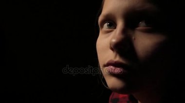 Üzgün genç kız bir şey düşünme. 4k Uhd