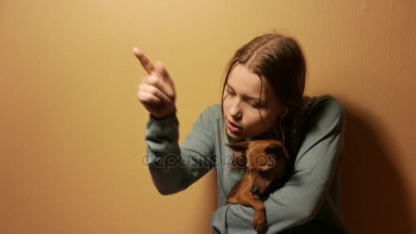 Улыбающаяся девочка-подросток развлекается со своей игрушечной собачкой-терьером. 4K UHD . — стоковое видео