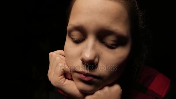 Menina adolescente triste pensando em algo. 4K UHD — Vídeo de Stock
