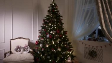 Yeni yıl hediyeleri, oyuncak ve Sunni Noel ağacı. 4k Uhd