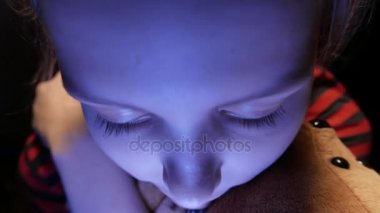 Closeup mutlu bir genç kızın evde telefonla ona kötü bir oyuncak ayı ve küçük köpek ile sohbet. 4k Uhd