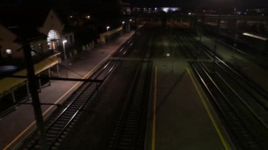 Geceleri tren istasyonu. 4k Uhd