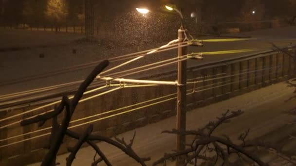 Schneesturm mit Fahrzeugen auf schneebedeckter Straße. Blick aus dem Fenster. 4k uhd — Stockvideo