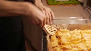 Fırında makarna sebze karışımı ile doldurulmuş. 4k Uhd