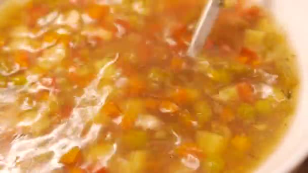 Frische Hühnersuppe. 4k uhd — Stockvideo