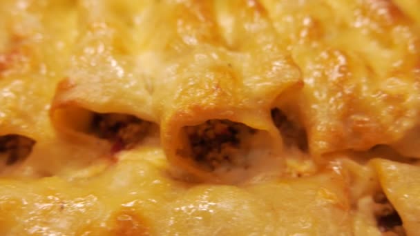 Canelones al horno rellenos con mezcla de verduras. 4K UHD — Vídeo de stock