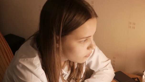 Дівчинка-підліток навчається з нещасним обличчям. 4K UHD — стокове відео