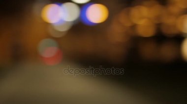 Bir gece sokakta bulanık ışıklar. 4k Uhd