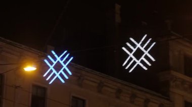 Panelleri Led ampuller ile. Yeni yıl arifesinde bir şehirde. 4k Uhd