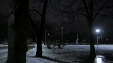 POV karanlık, kasvetli ve soğuk sokaklarında yürümek. 4k Uhd