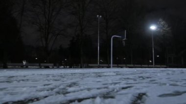 POV karanlık, kasvetli ve soğuk sokaklarında yürümek. 4k Uhd