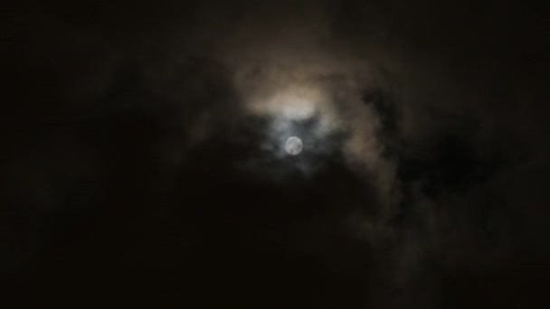 Pleine lune derrière les nuages la nuit. 4K UHD 