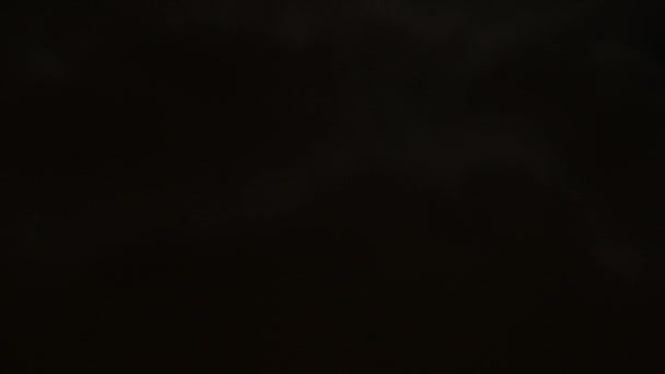Pleine lune derrière les nuages la nuit. 4K UHD 