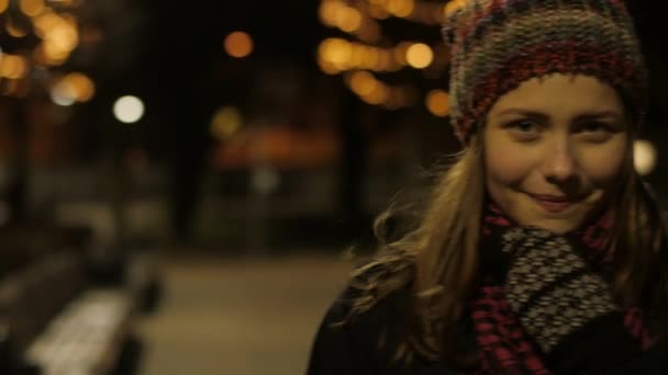 Joven hermosa adolescente chica caminando en la noche en la ciudad sonriendo. 4K UHD — Vídeos de Stock