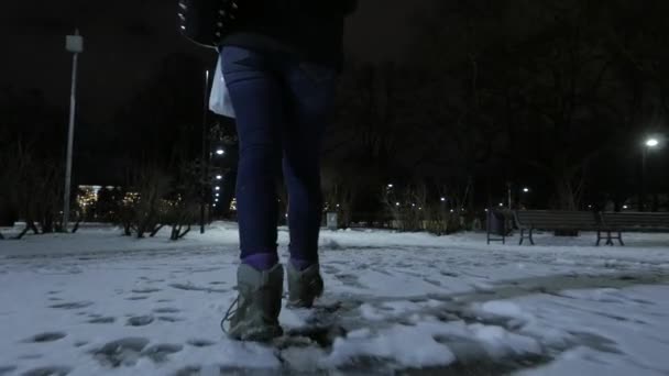 Chica solitaria caminando sobre la nieve. Ciudad nocturna, 4K UHD — Vídeo de stock