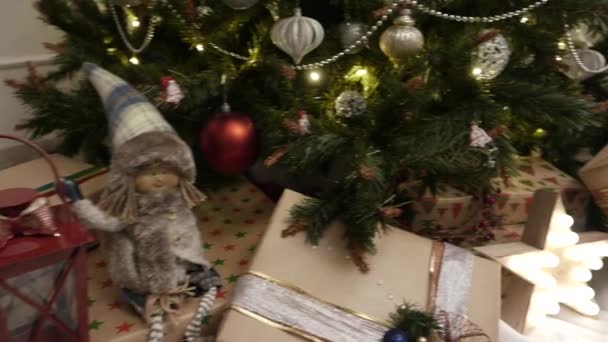 Nieuwjaars geschenken, speelgoed en kerst boom. 4k Uhd — Stockvideo