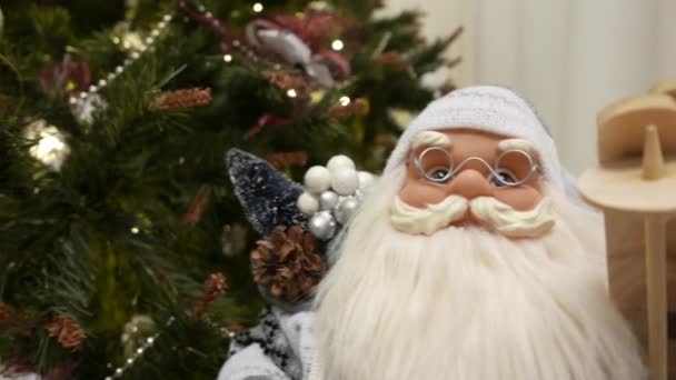 Újévi ajándékok, játékok és a karácsony fa. 4k Uhd — Stock videók