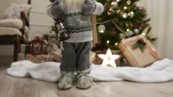 Neujahrsgeschenke, Spielzeug und Weihnachtsbaum. 4k uhd — Stockvideo
