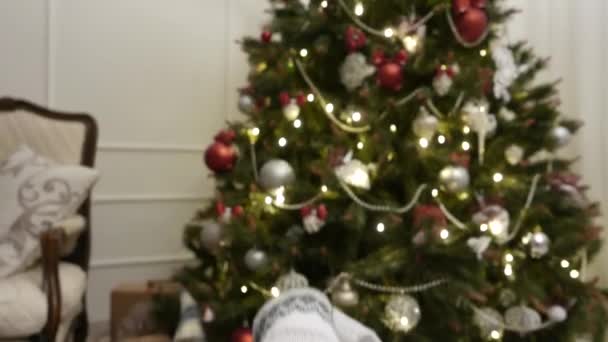 Πρωτοχρονιάτικα δώρα, παιχνίδια και χριστουγεννιάτικα δέντρα. 4k Uhd — Αρχείο Βίντεο
