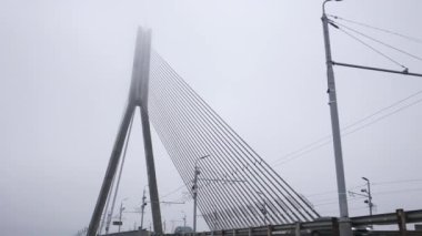 Köprü ve şehir şiddetli smog ve sis. Büyük şehirlerde ciddi kirliliği ve kötü hava kalitesi yüz. Riga, Letonya 2016 Aralık. 4k Uhd