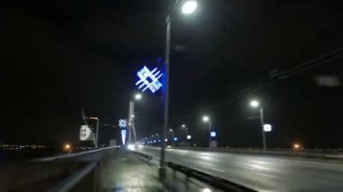Gece şehir ve köprü sisin içinde. Riga, Letonya. Aralık 2016. 4 k Uhd hyperlapse