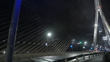 Gece şehir ve köprü sisin içinde. Riga, Letonya. Aralık 2016. 4k Uhd