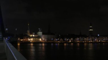 Gece şehir ve köprü sisin içinde. Riga, Letonya. Aralık 2016. 4k Uhd