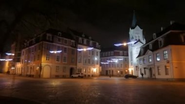 Geniş açı Pov eski şehir hyperlapse yürümek. Riga, Letonya. Aralık 2016. 4k Uhd