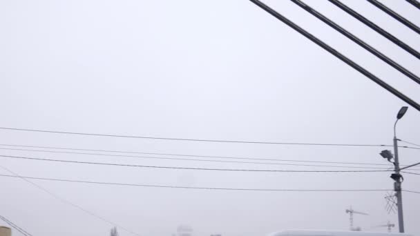Puente y ciudad en una severa niebla y niebla. Las grandes ciudades se enfrentan a una grave contaminación y mala calidad del aire. Riga, Letonia 2016 diciembre. 4K UHD — Vídeos de Stock