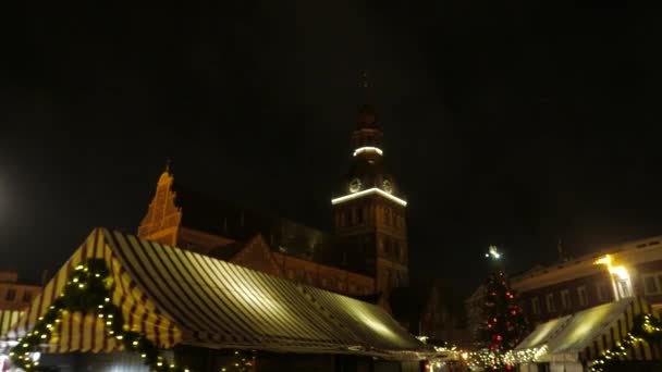 Mercado justo de Navidad. Riga, Letonia, diciembre de 2016. 4K UHD — Vídeo de stock