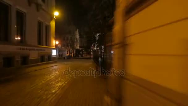 Ampio angolo POV a piedi attraverso l'iperlasso della città vecchia. Riga, Lettonia. Dicembre 2016. 4K UHD — Video Stock