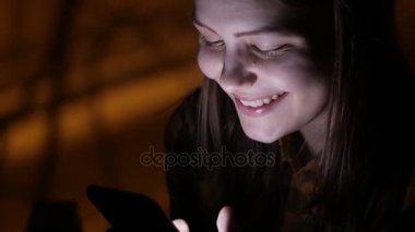 Penceresinde, bir akıllı telefon ile genç kız sohbet ve konuşuyor. 4k Uhd.