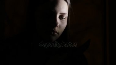 Karanlıkta bir şey genç kız tarafından 2scared. 4k Uhd.