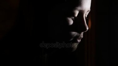 Karanlıkta bir şey genç kız tarafından 4scared. 4k Uhd.