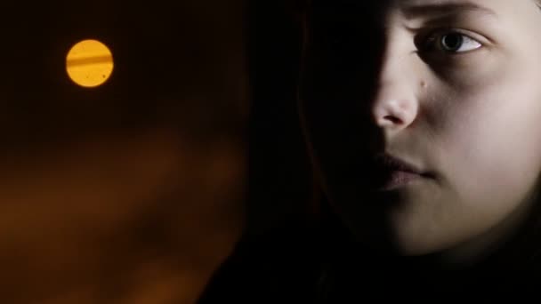 3Une adolescente déprimée est effrayée par quelque chose dans le noir. 4K UHD .