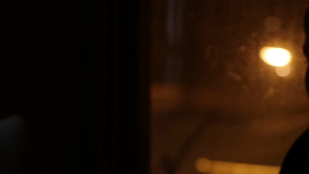 4Une adolescente déprimée a peur de quelque chose dans le noir. 4K UHD .