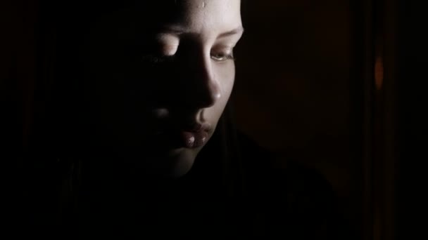 1Effrayé par quelque chose adolescente dans le noir. 4K UHD .