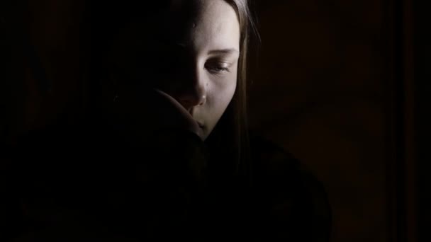 3Effrayé par quelque chose adolescente dans le noir. 4K UHD .