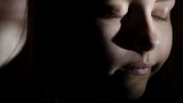 2Gros portrait d'une adolescente déprimée dans le noir. 4K UHD .