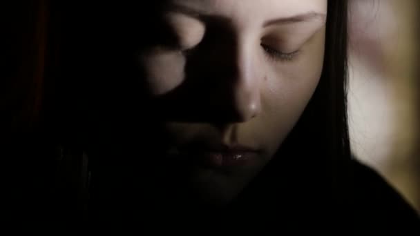 3Gros plan portrait d'une adolescente déprimée dans le noir. 4K UHD .