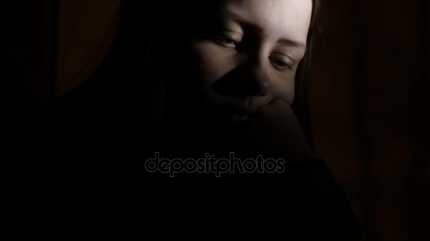 5Gros plan portrait d'une adolescente déprimée dans le noir. 4K UHD .