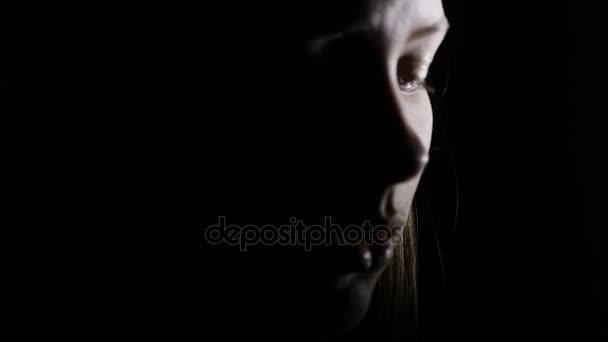 6closeup portrét depresivní dívenky ve tmě. 4k Uhd. — Stock video