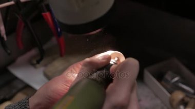 Takı iş. Gümüş Yüzük işlenmesi. Yakın çekim. 4k Uhd