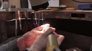 Takı iş. Gümüş Yüzük işlenmesi. Yakın çekim. 4k Uhd