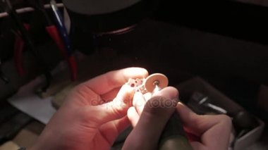 Takı iş. Gümüş Yüzük işlenmesi. Yakın çekim. 4k Uhd