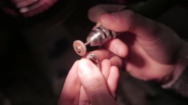 Takı iş. Gümüş Yüzük işlenmesi. Yakın çekim. 4k Uhd