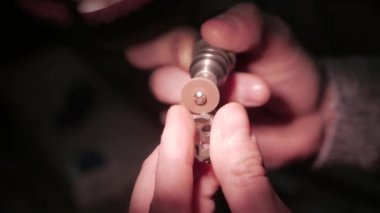 Takı iş. Gümüş Yüzük işlenmesi. Yakın çekim. 4k Uhd